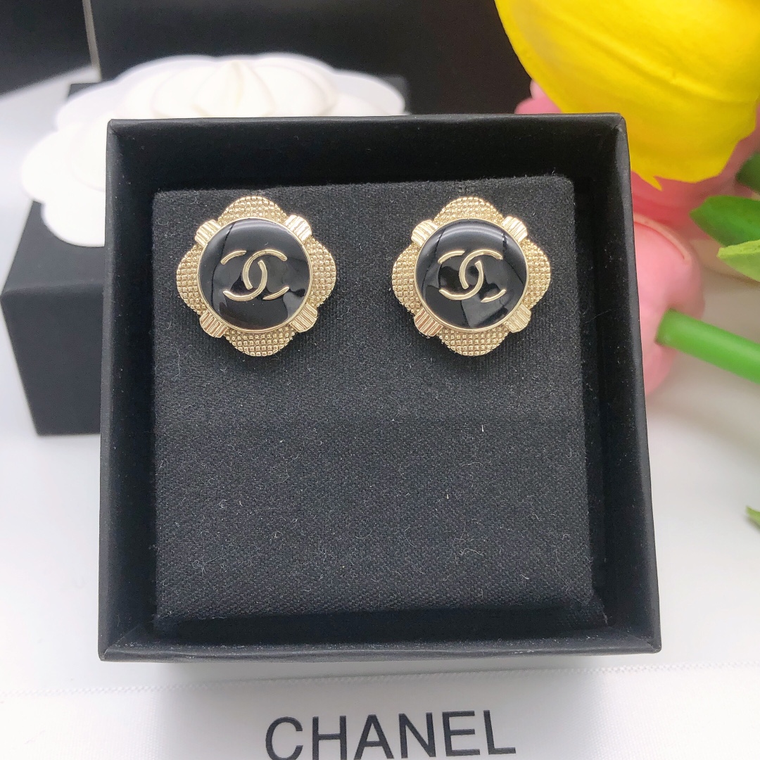 编号XED0711
小香 火爆 Chanel 黑色滴油耳钉 耳环 手工坊 这一季美出新高度！ 时髦指数最
