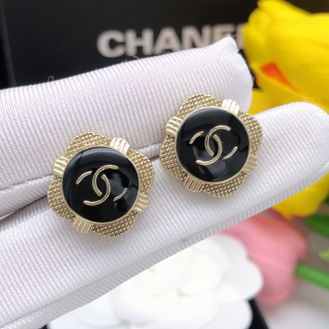 编号XED0711
小香 火爆 Chanel 黑色滴油耳钉 耳环 手工坊 这一季美出新高度！ 时髦指数最
