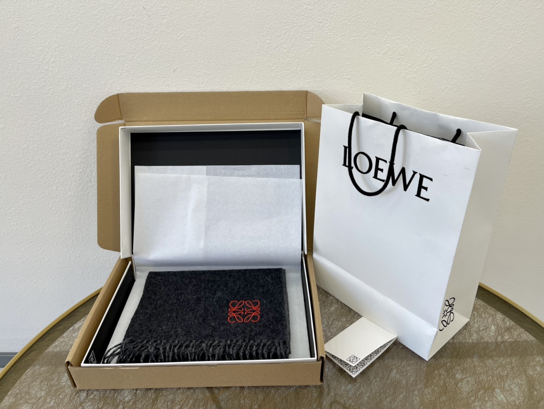 LOEWE罗意威羊毛绒男女同款围巾