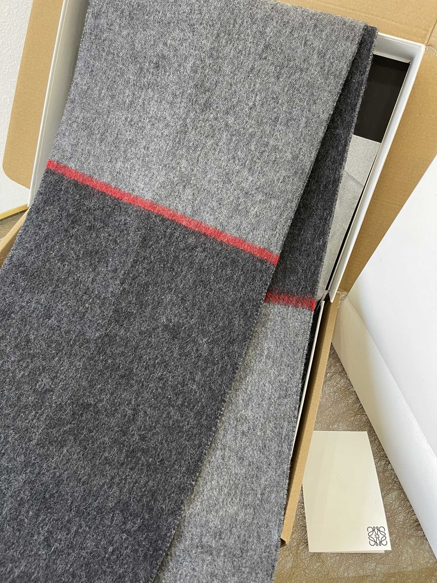 LOEWE罗意威羊毛绒男女同款围巾