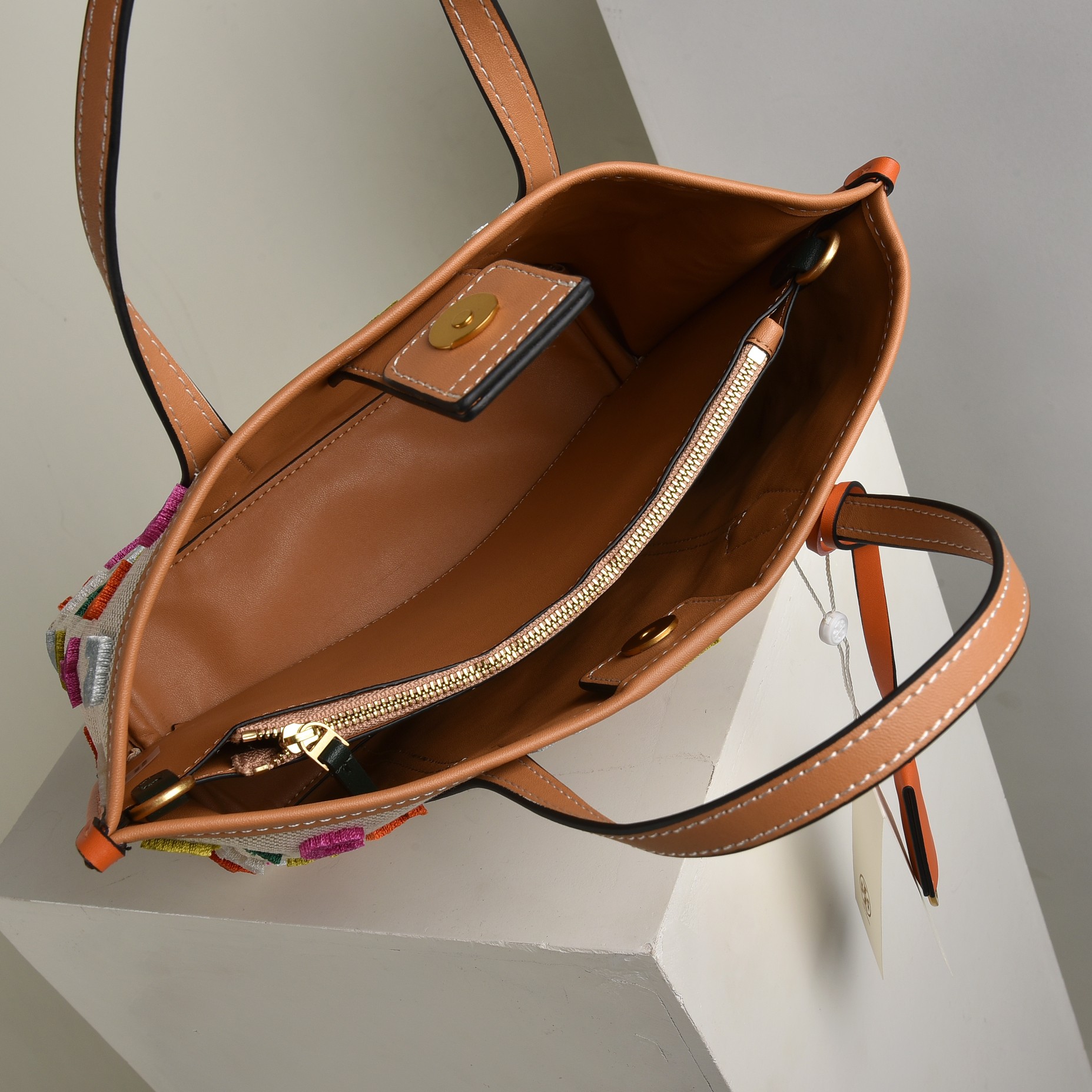 Tory Burch ToryBurch批¥320～最新款Perry系列刺秀五彩缤纷 手提、单肩、斜挎均可 正确吊牌