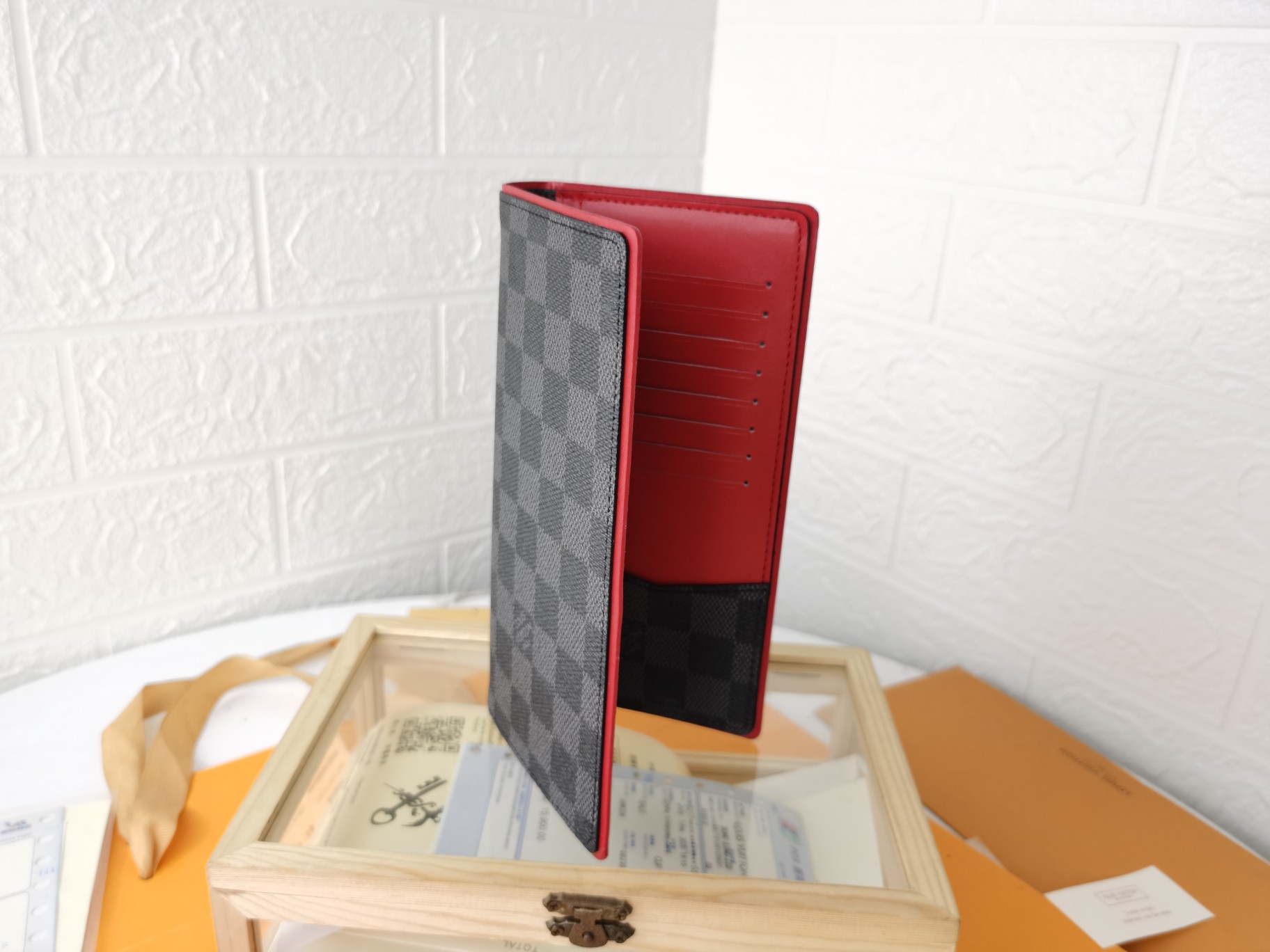 ルイ・ヴィトン ダミエ グラフィット 財布 優雅でコンパクトなデザイン