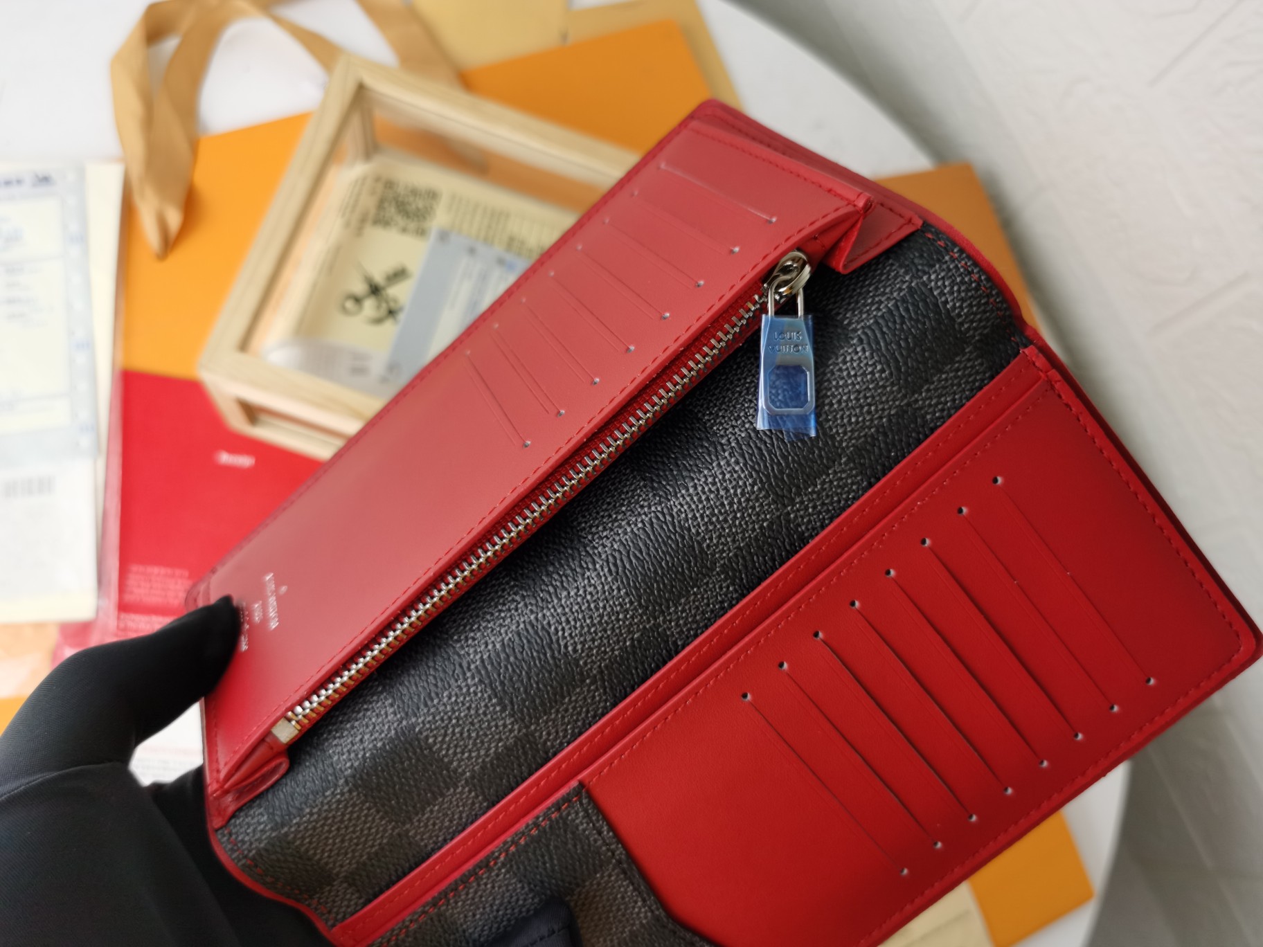 ルイ・ヴィトン ダミエ グラフィット 財布 優雅でコンパクトなデザイン