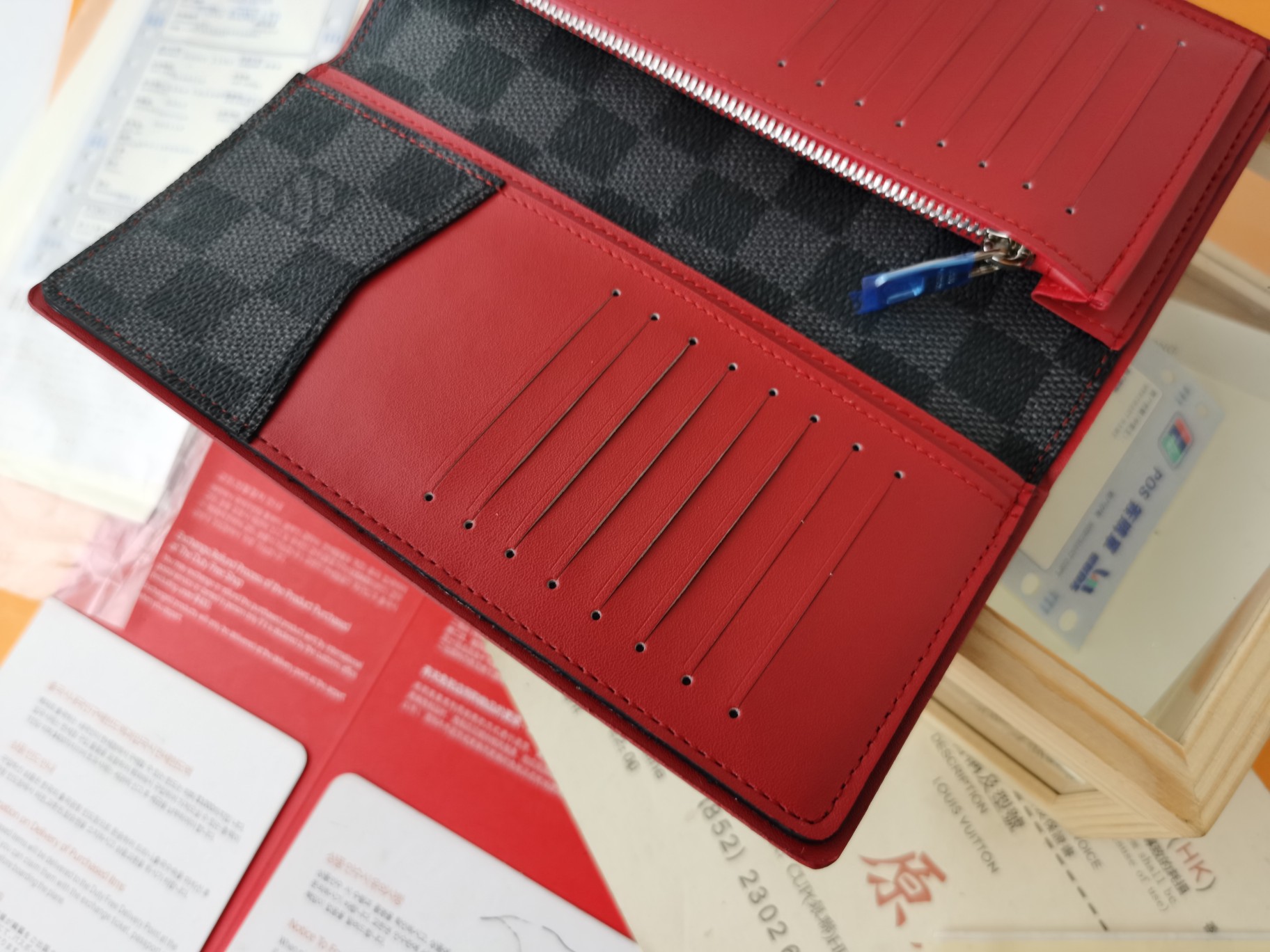 ルイ・ヴィトン ダミエ グラフィット 財布 優雅でコンパクトなデザイン