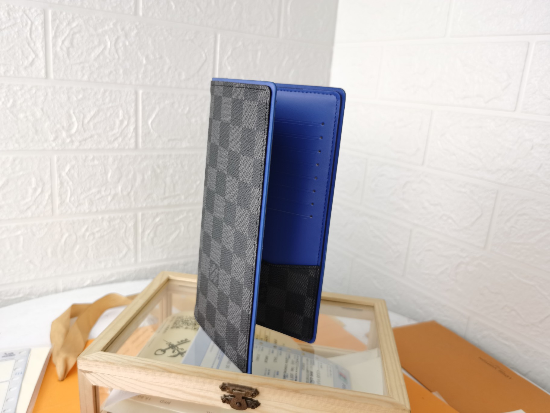 ルイ・ヴィトン ダミエグラフィット 財布 軽量・スタイリッシュ