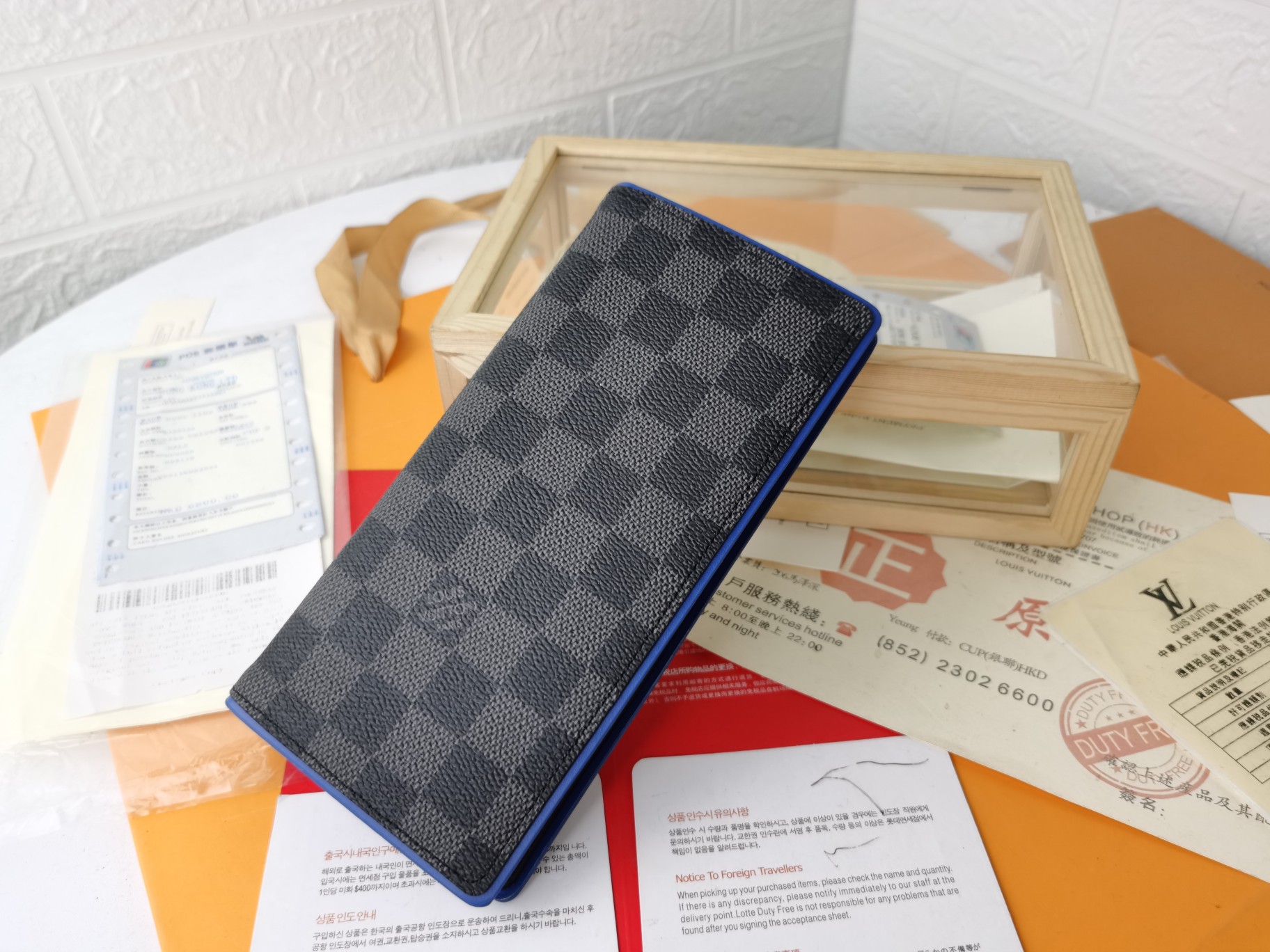 ルイ・ヴィトン ダミエグラフィット 財布 軽量・スタイリッシュ