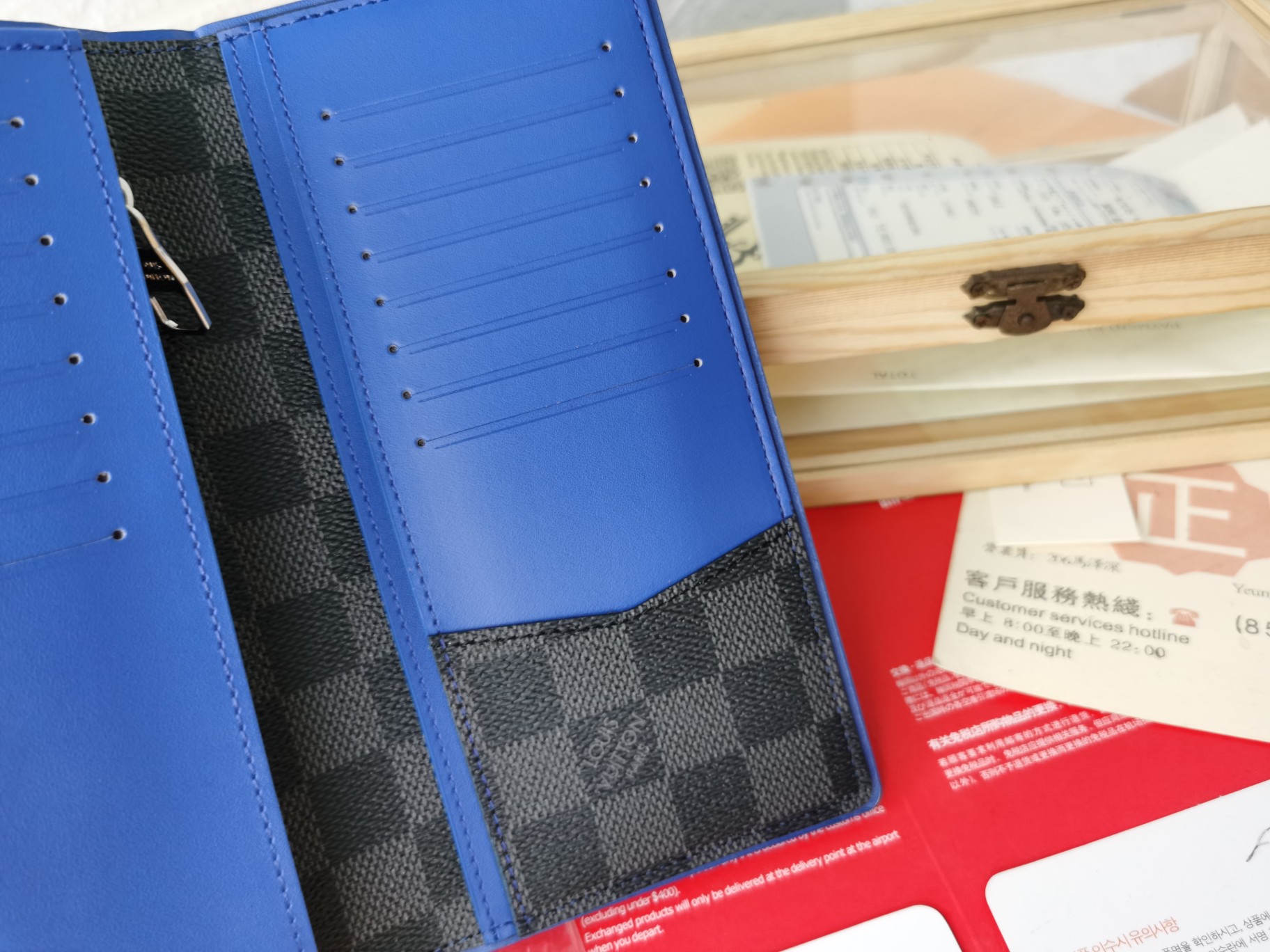 ルイ・ヴィトン ダミエグラフィット 財布 軽量・スタイリッシュ