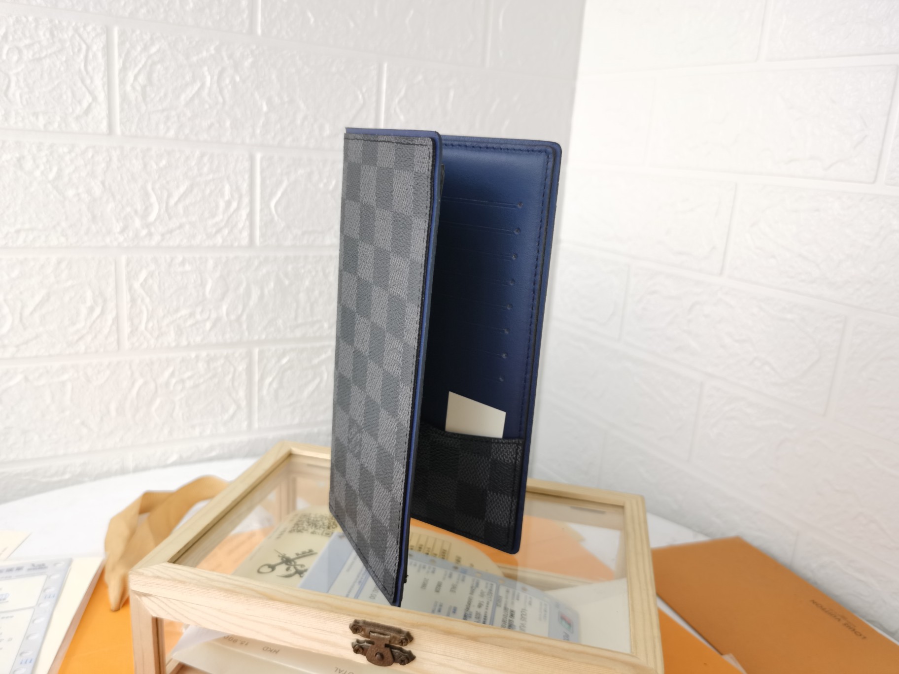 ルイ・ヴィトン ダミエ グラフィット 財布 高級感溢れるデザイン