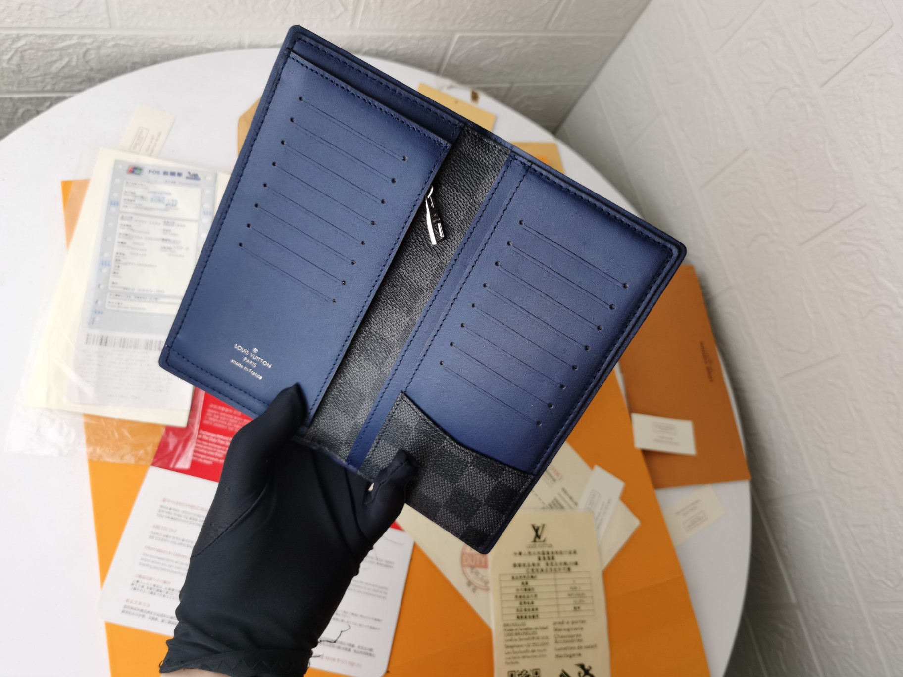 ルイ・ヴィトン ダミエ グラフィット 財布 高級感溢れるデザイン