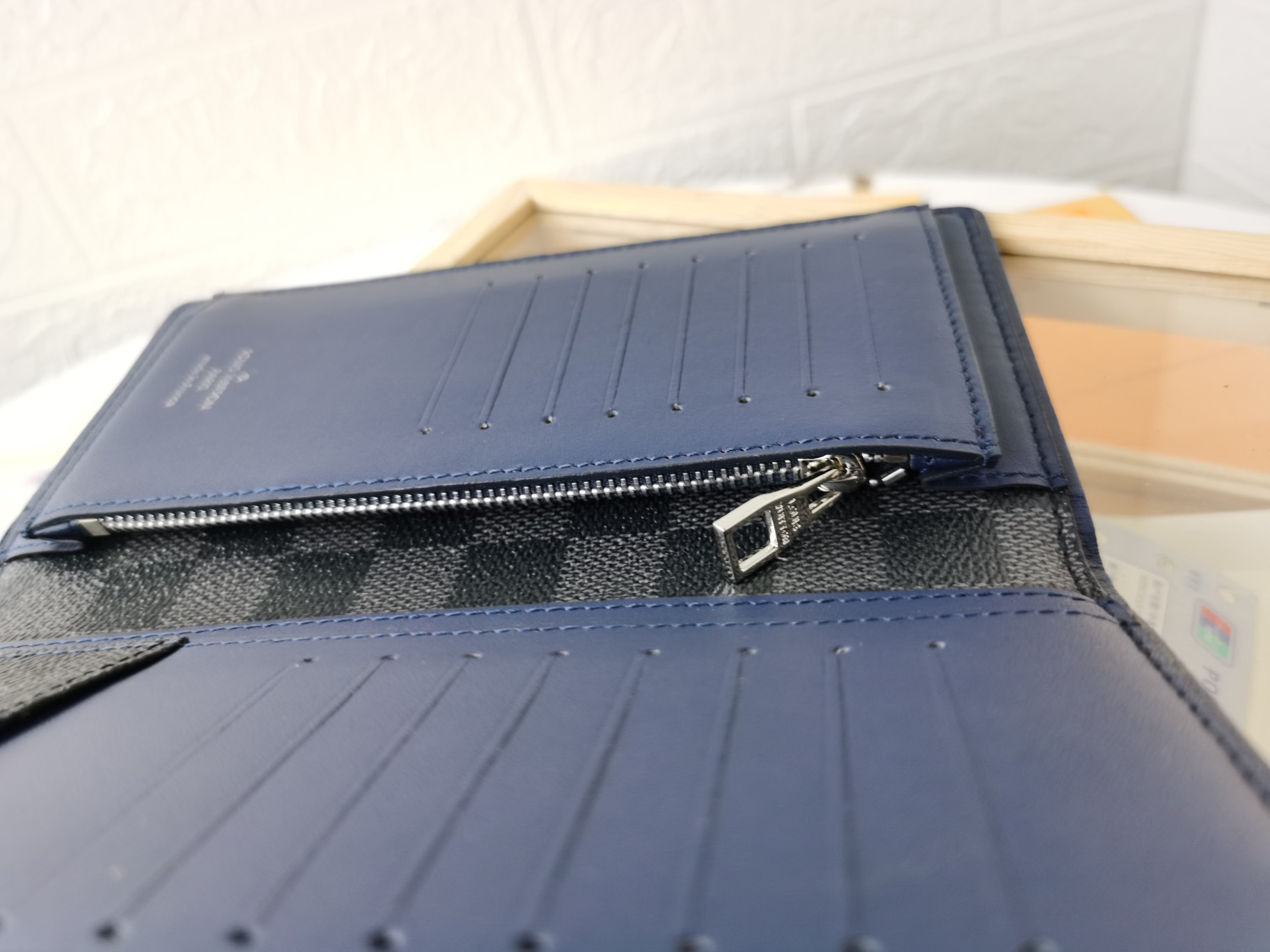 ルイ・ヴィトン ダミエ グラフィット 財布 高級感溢れるデザイン