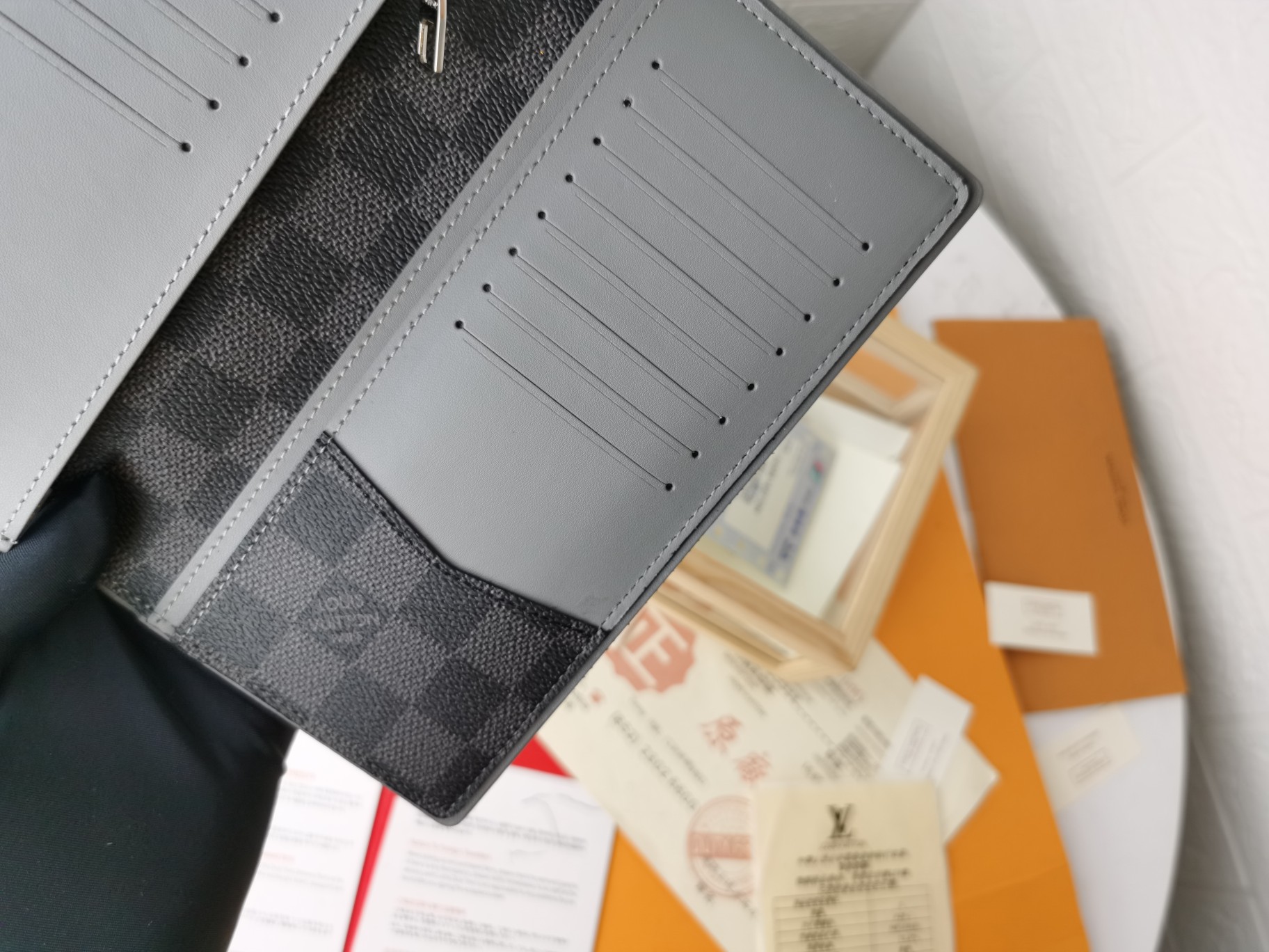 ルイ・ヴィトン ダミエ グラフィット 財布 エレガントなデザイン