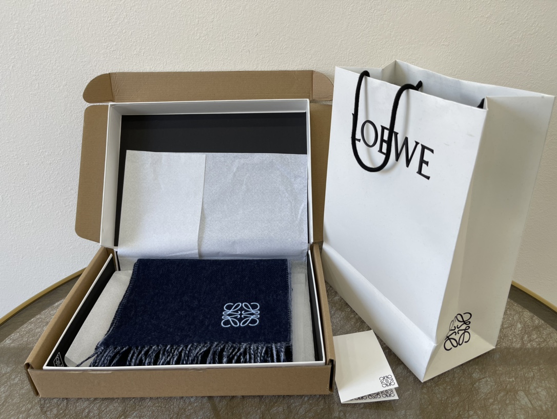 LOEWE罗意威羊毛绒男女同款围巾