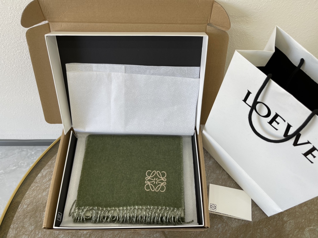 LOEWE罗意威羊毛绒男女同款围巾