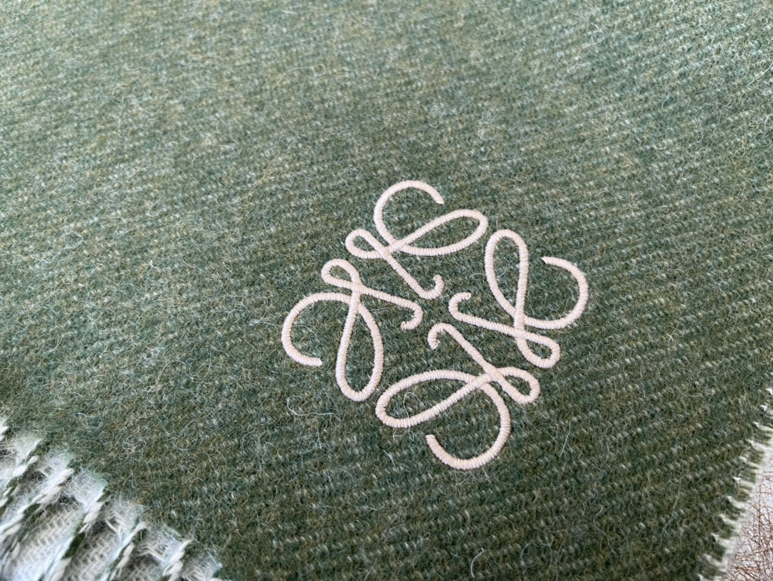 LOEWE罗意威羊毛绒男女同款围巾