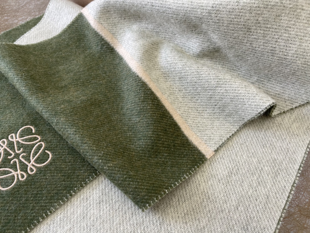 LOEWE罗意威羊毛绒男女同款围巾