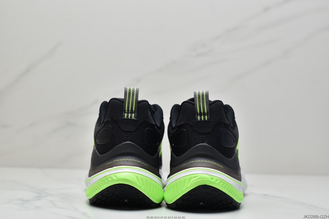 160 ALPHAMAGMA 黑白鞋子采用织物鞋面 GV7921