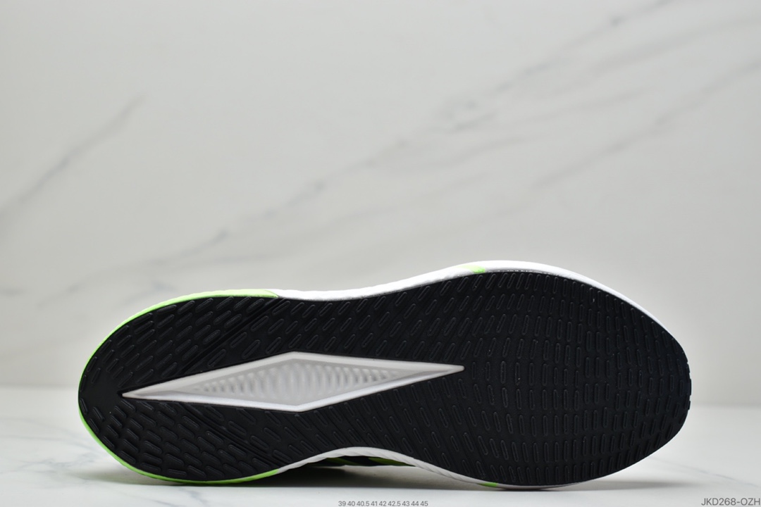 160 ALPHAMAGMA 黑白鞋子采用织物鞋面 GV7921