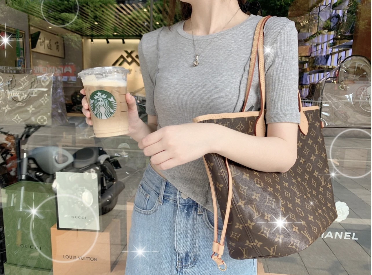 LV Never full中号购物袋💰270 独家高品质.变色皮配料.礼盒装. 女士最喜欢的逛街购物袋.它可以衬托出女士的高雅.气质与品位. 口袋采用亚麻织布内衬. 可脱卸式拉链手包搭配同色系内袋. 天然牛皮饰边- 闪亮的金色金属配件. 规格:32*29*17cm