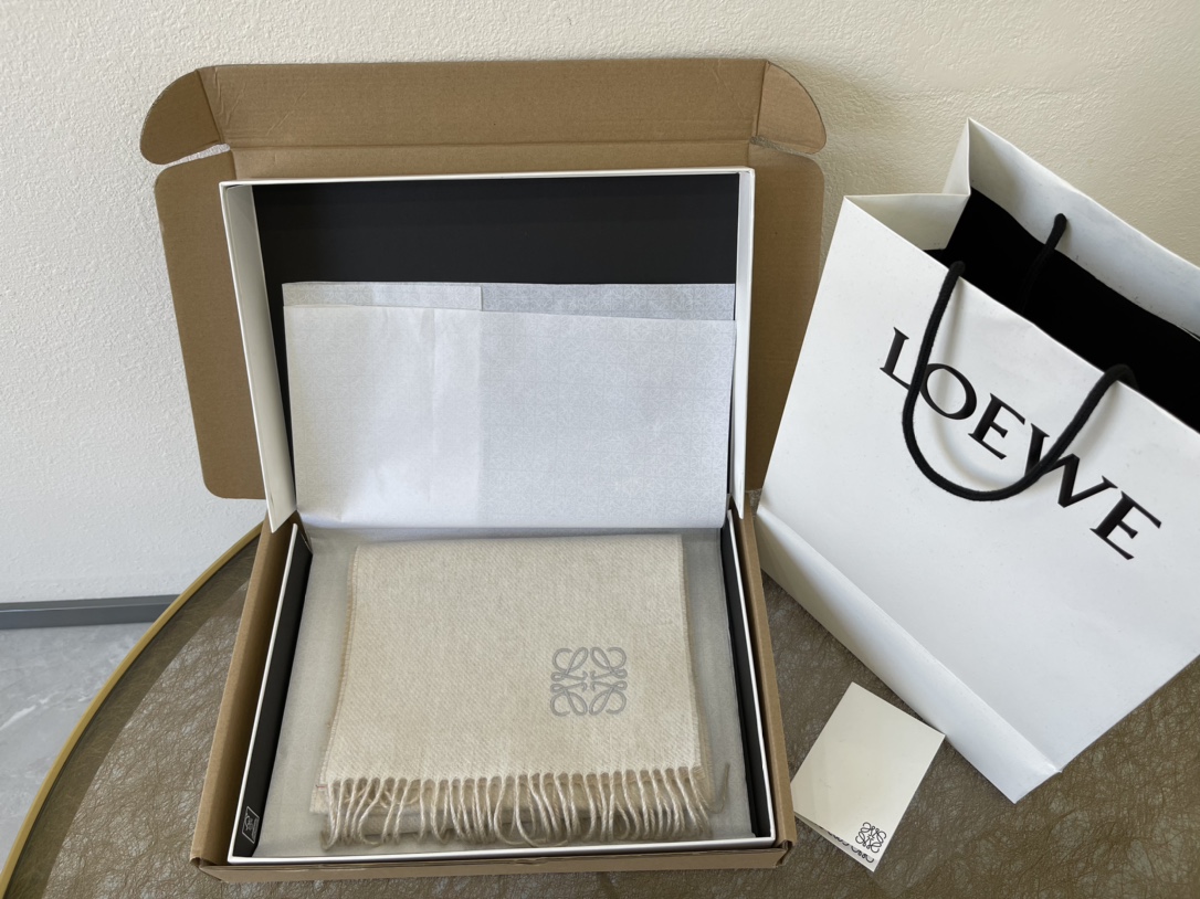 LOEWE罗意威羊毛绒男女同款围巾
