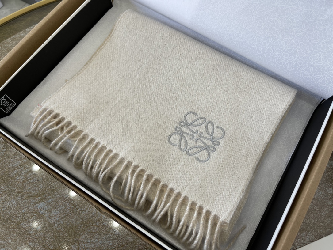 LOEWE罗意威羊毛绒男女同款围巾