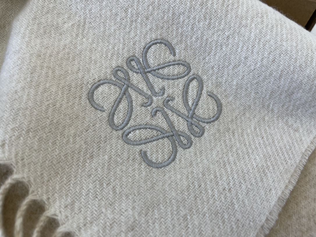 LOEWE罗意威羊毛绒男女同款围巾