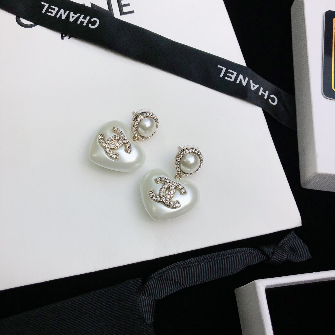 💝💝💝【Chanel香奈儿】耳钉 小香珍珠耳环热销款 市面最高版本！专柜1:1款式开模 专柜原版、香奈儿