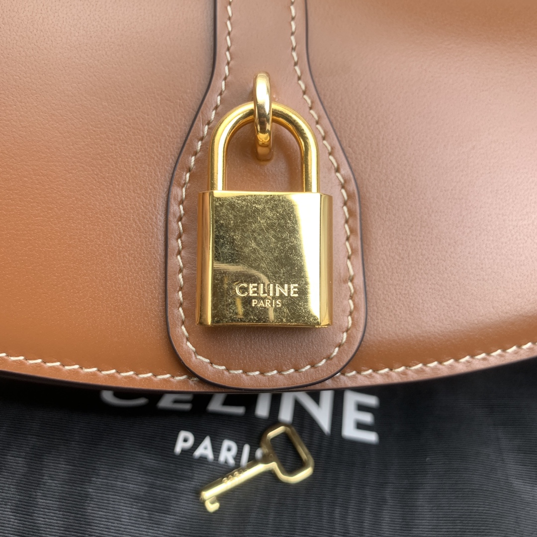 最新mini Tabou Clutch onStraP锁头饰带手包现代 随意 慵懒又有点酷 太适合秋冬搭