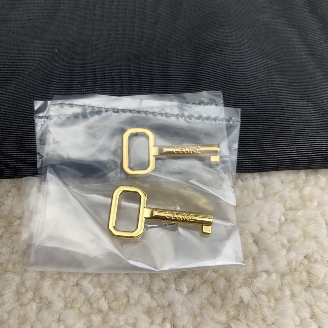 最新mini Tabou Clutch onStraP锁头饰带手包现代 随意 慵懒又有点酷 太适合秋冬搭