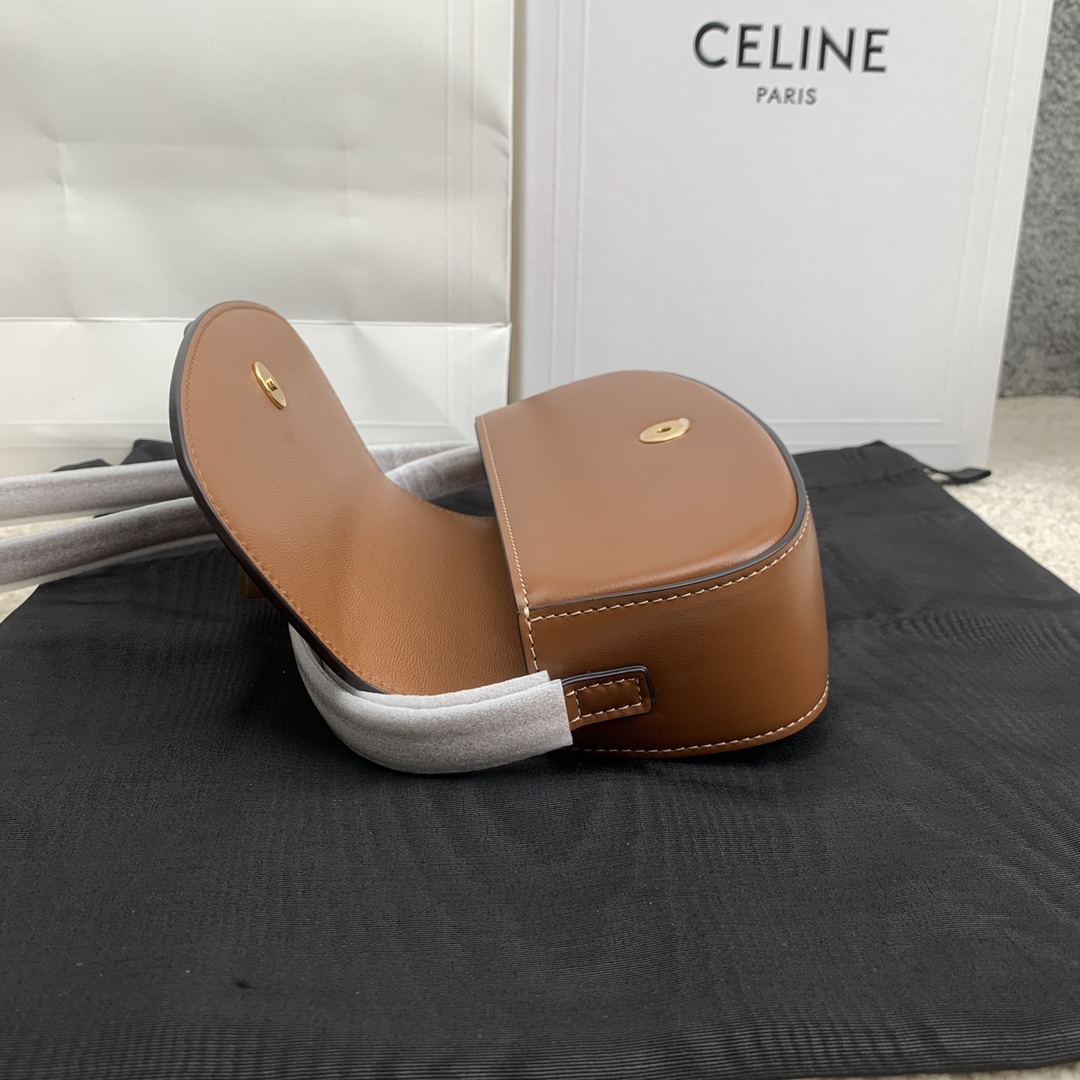 最新mini Tabou Clutch onStraP锁头饰带手包现代 随意 慵懒又有点酷 太适合秋冬搭