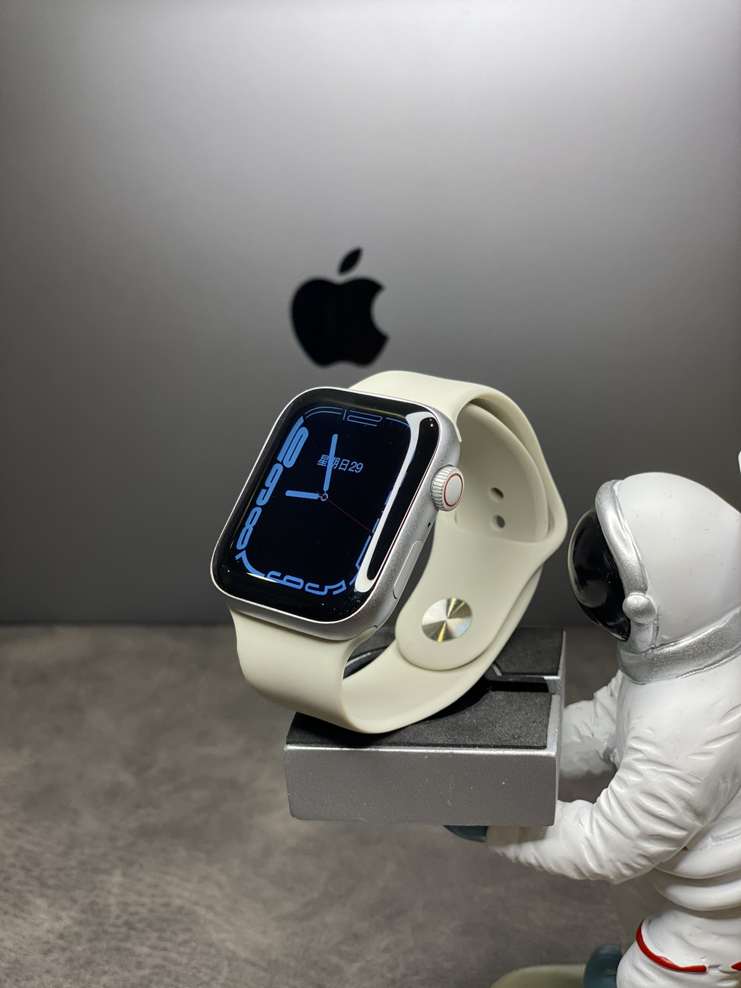 重磅出货‼️本地💰210
ln毒版 Apple Watch Series 7 苹果手表
原机开模 一比一复刻正品 外观看不出假‼️
底部带序列号 官网可查询验证
同步正品扬声器单开孔设计 目前市面最屌版本
新增语音助手 带支付宝功能 不带手机也能付款
支持无线充电 侧面带双按键 旋钮可调节手表功能
1.8全面曲屏 四面等宽黑边 没有黑下巴 拒绝一眼假‼️
升级电池容量 待机可达一周 佩戴使用2天左右!
全新进口芯片 升级系统流畅度 目前最接近正品的版本
可打电话 发短信 支持24个国家系统语言
正品有的功能基本都有 各种运动数据检测 血氧 体温 久坐提醒等等 其他功能可看说明书介绍!
全实物拍摄 图片什么样到手就是什么样 杜绝套路
支持退换货 退换要求外观不磨损 屏幕膜不撕过
售后带保修三个月 人为损坏需收维修配件费用