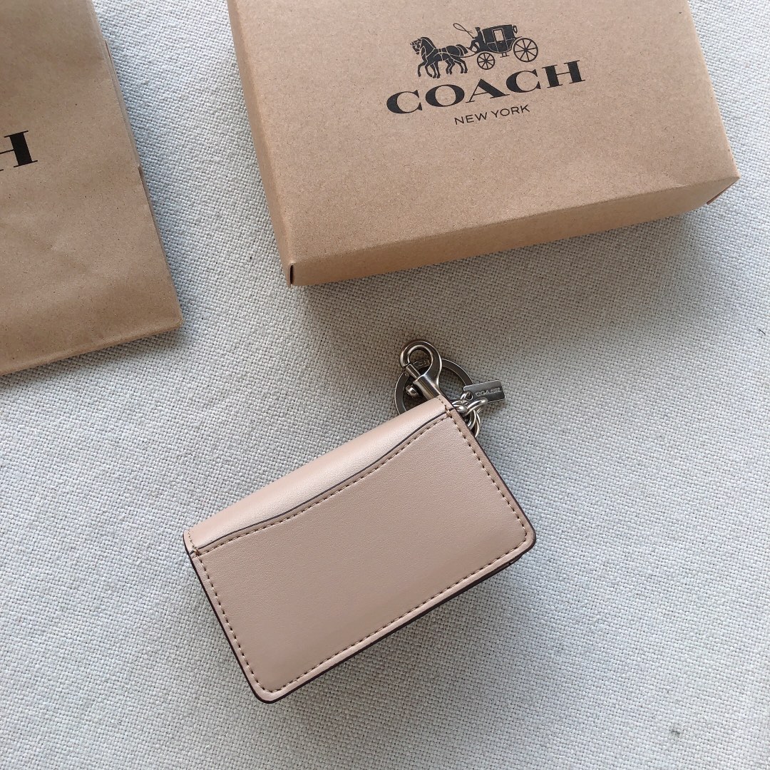 Coach ～款号：4416 Coach Tabby系列卡包/挂件 采用荔枝纹牛皮制作 装10张卡没问题