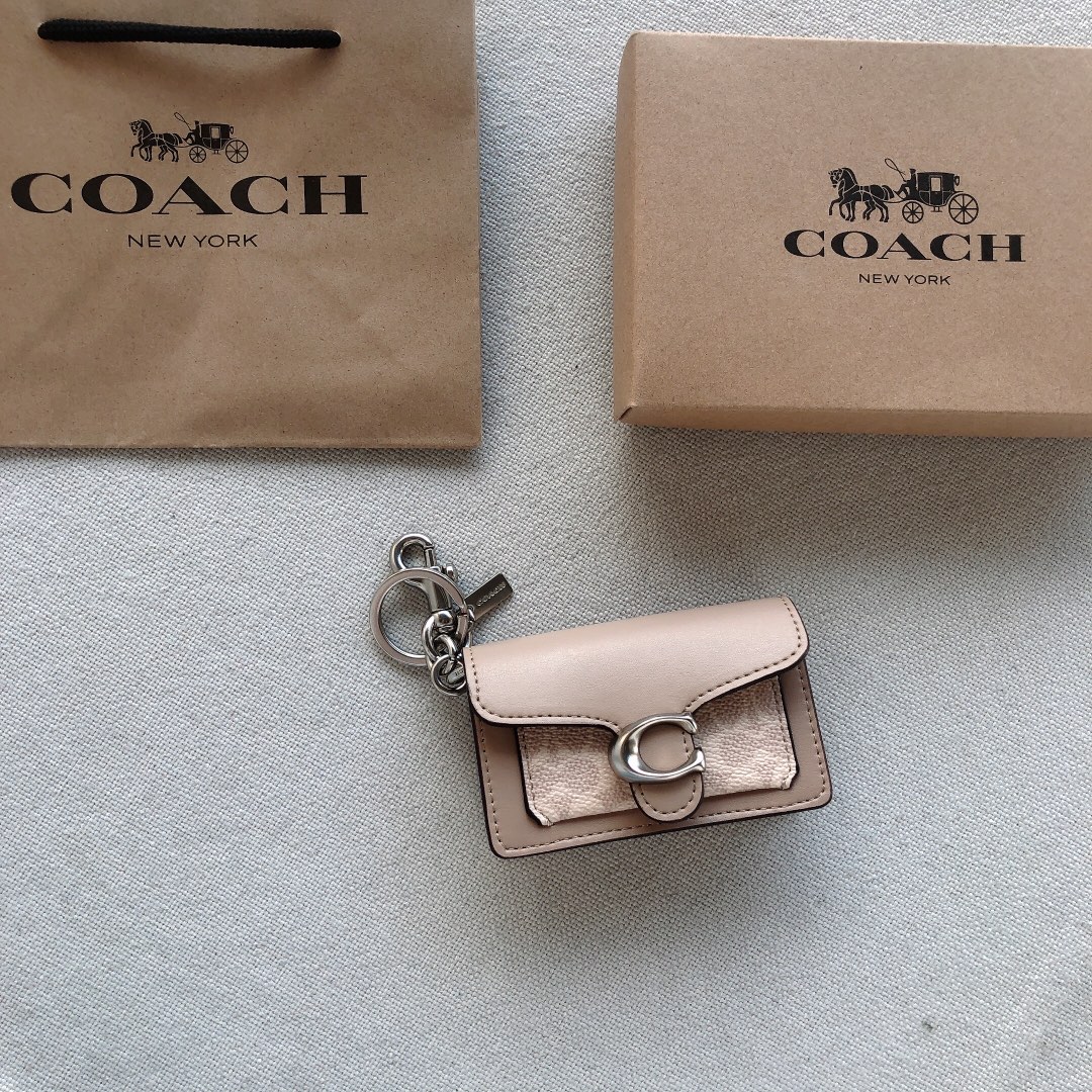 Coach ～款号：4416 Coach Tabby系列卡包/挂件 采用荔枝纹牛皮制作 装10张卡没问题