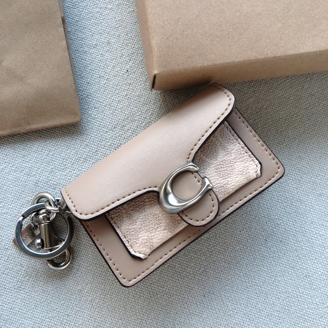 Coach ～款号：4416 Coach Tabby系列卡包/挂件 采用荔枝纹牛皮制作 装10张卡没问题