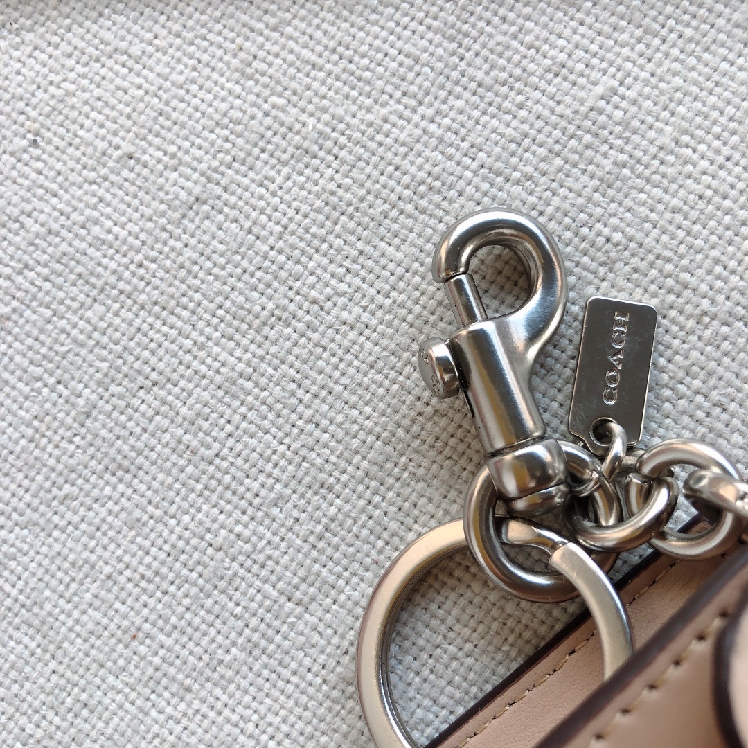 Coach ～款号：4416 Coach Tabby系列卡包/挂件 采用荔枝纹牛皮制作 装10张卡没问题