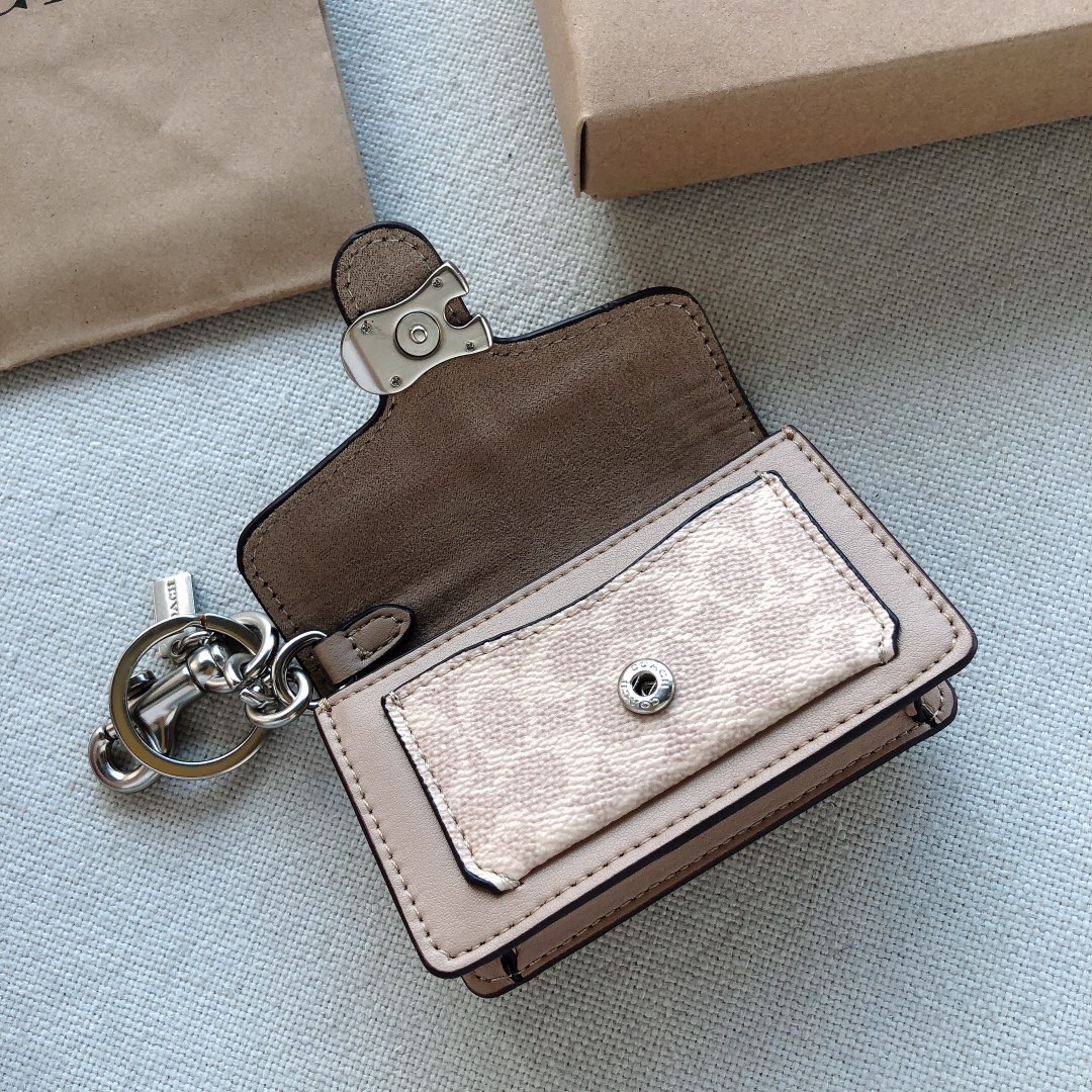 Coach ～款号：4416 Coach Tabby系列卡包/挂件 采用荔枝纹牛皮制作 装10张卡没问题