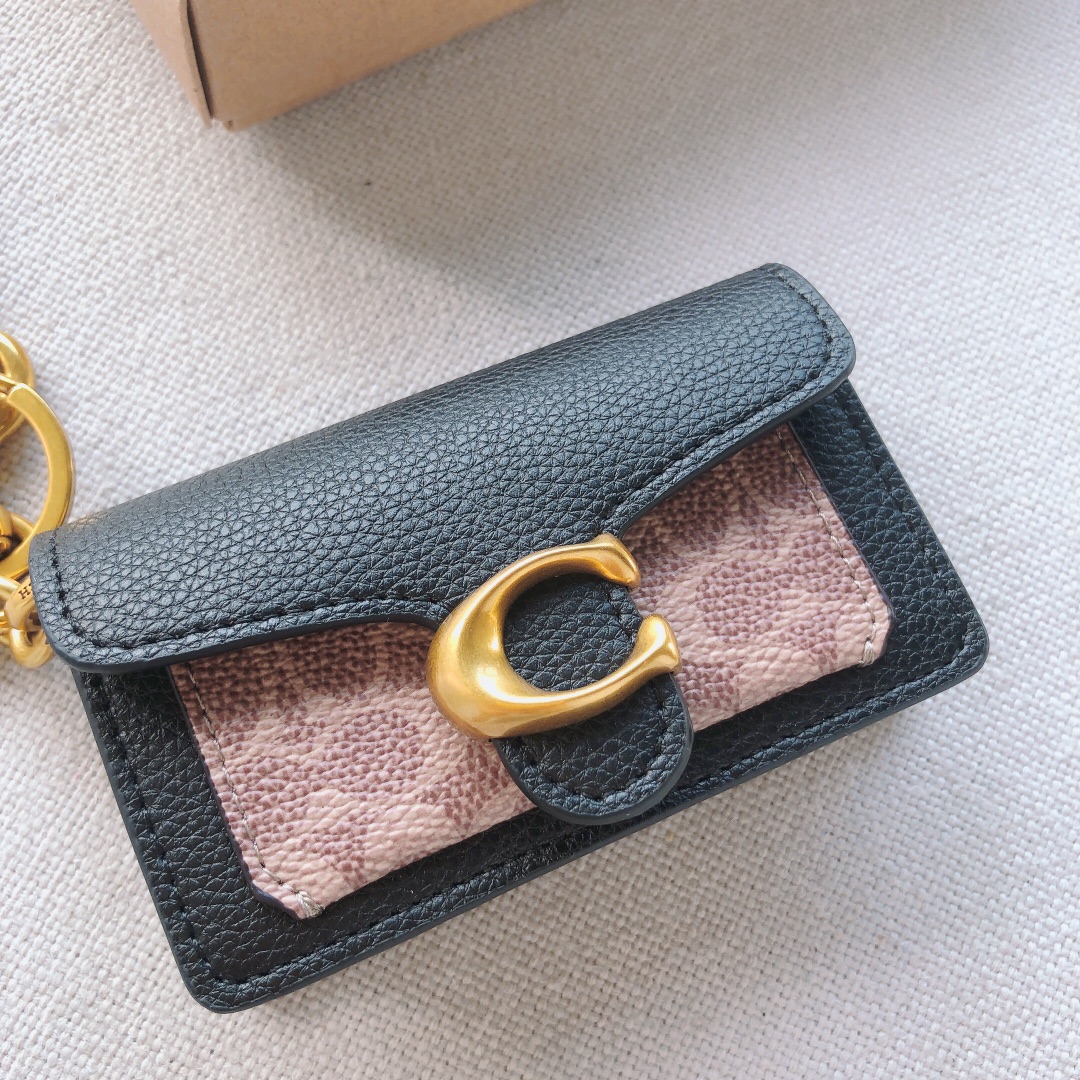Coach ～款号：4416 Coach Tabby系列卡包/挂件 采用荔枝纹牛皮制作 装10张卡没问题