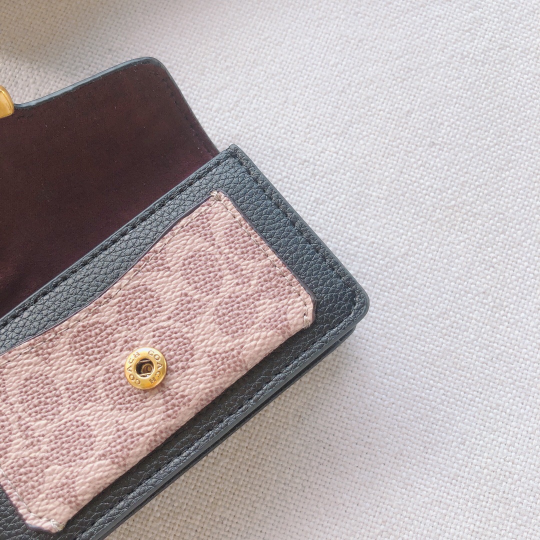 Coach ～款号：4416 Coach Tabby系列卡包/挂件 采用荔枝纹牛皮制作 装10张卡没问题