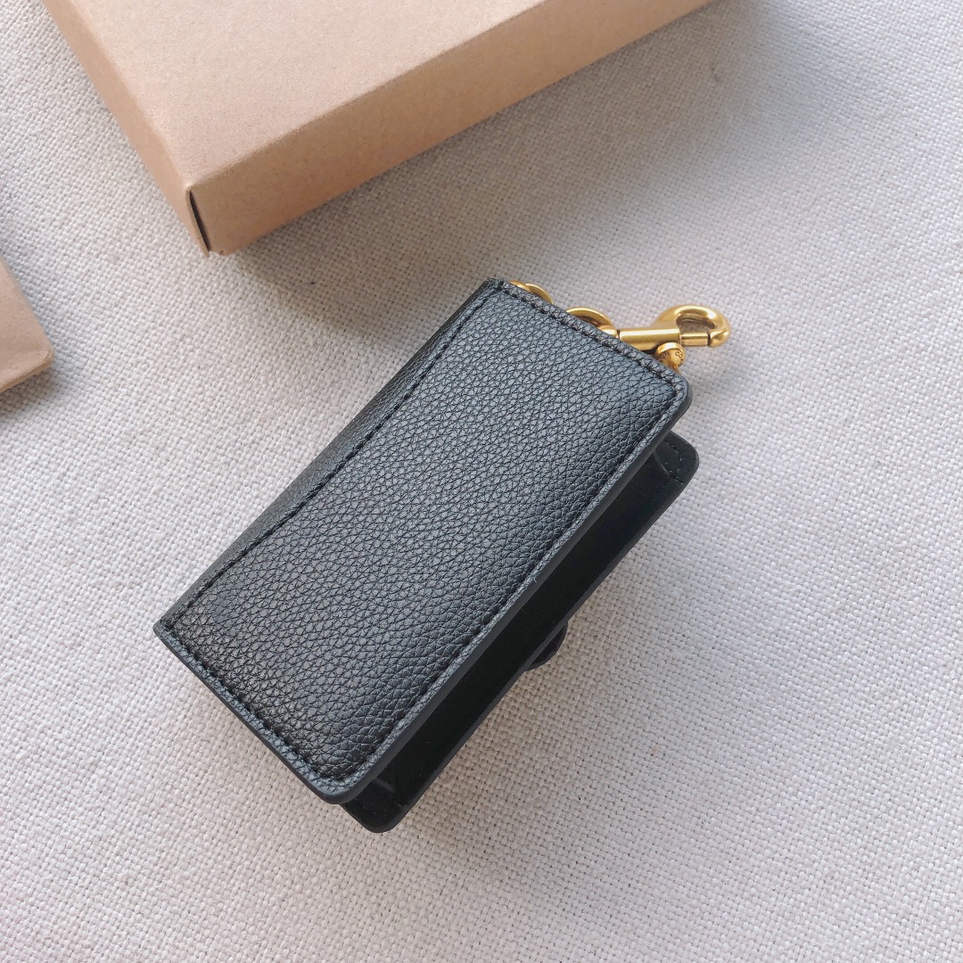 Coach ～款号：4416 Coach Tabby系列卡包/挂件 采用荔枝纹牛皮制作 装10张卡没问题