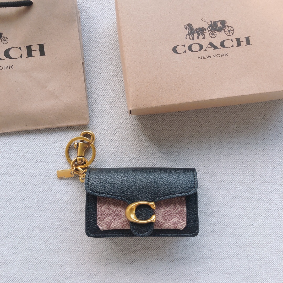 Coach ～款号：4416 Coach Tabby系列卡包/挂件 采用荔枝纹牛皮制作 装10张卡没问题