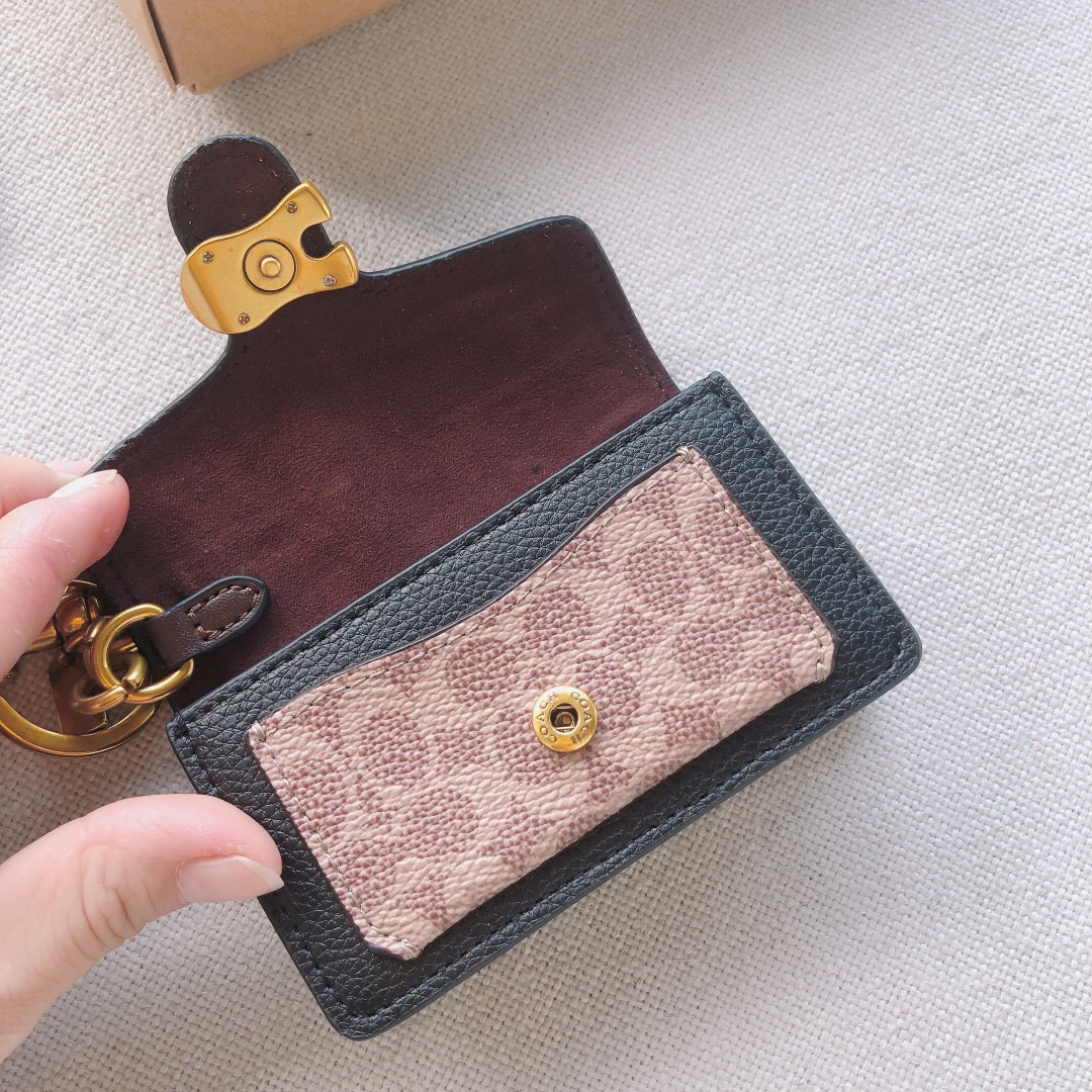 Coach ～款号：4416 Coach Tabby系列卡包/挂件 采用荔枝纹牛皮制作 装10张卡没问题