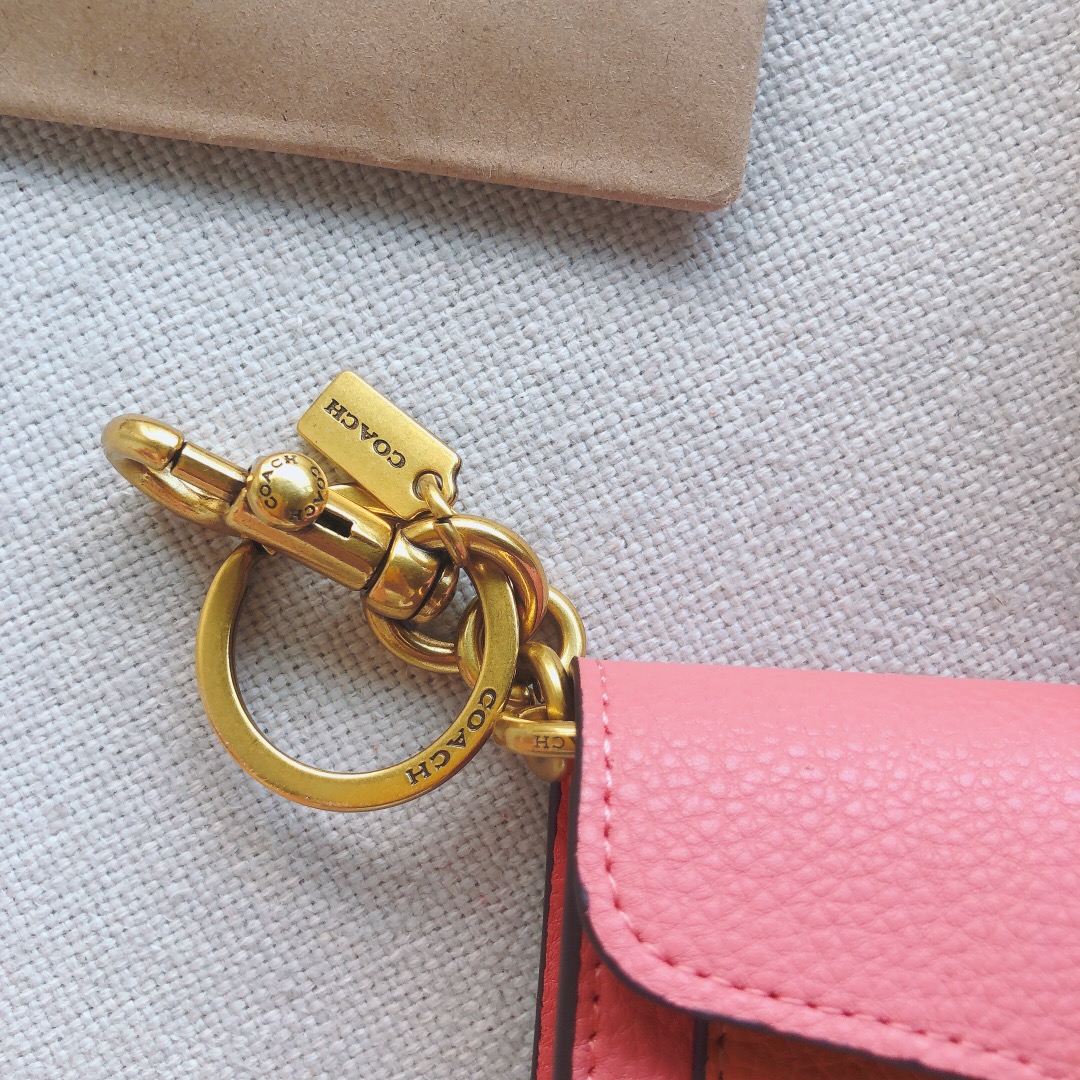 Coach ～款号：1614 Coach Tabby系列卡包/挂件 采用荔枝纹牛皮制作 装10张卡没问题