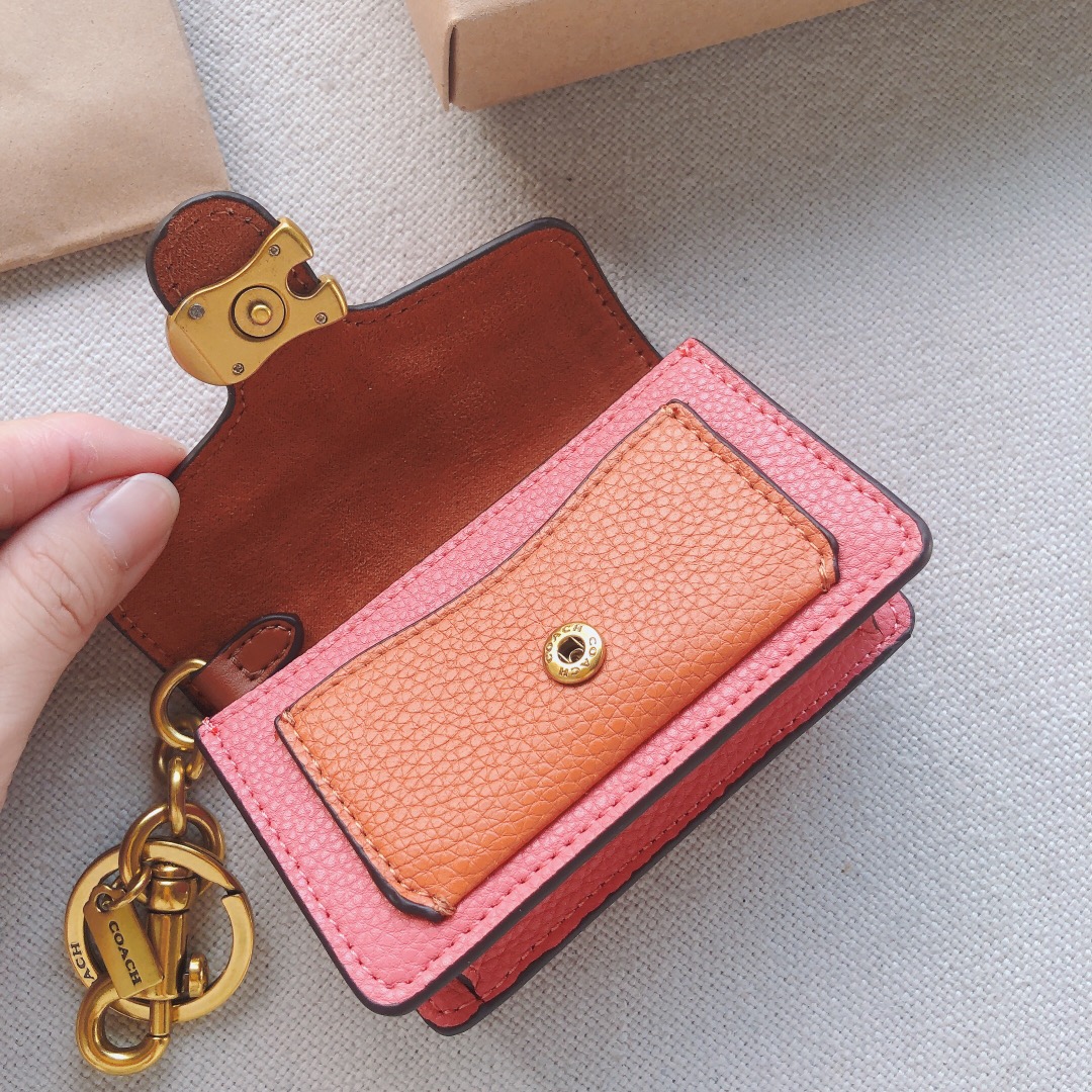 Coach ～款号：1614 Coach Tabby系列卡包/挂件 采用荔枝纹牛皮制作 装10张卡没问题