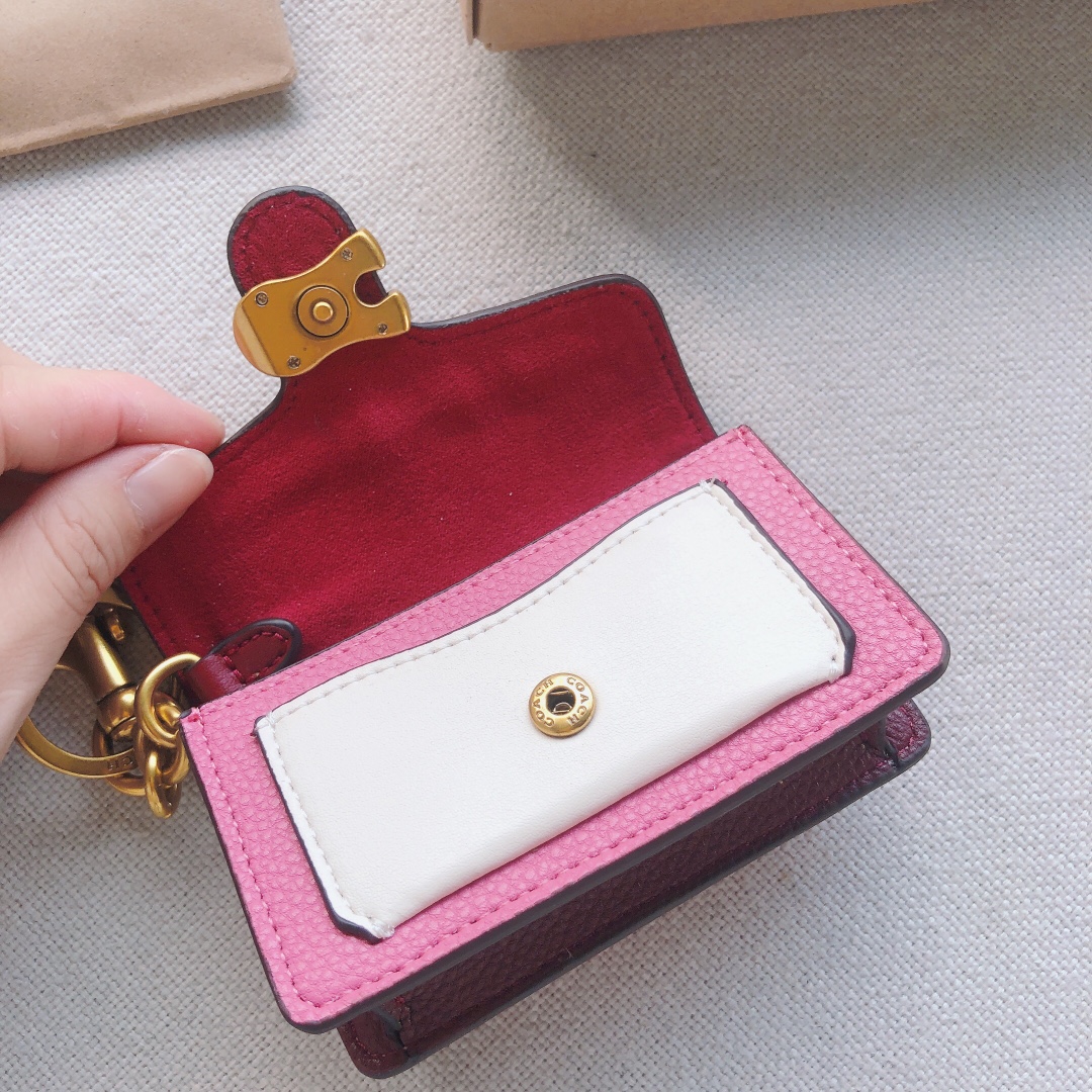 Coach ～款号：1614 Coach Tabby系列卡包/挂件 采用荔枝纹牛皮制作 装10张卡没问题