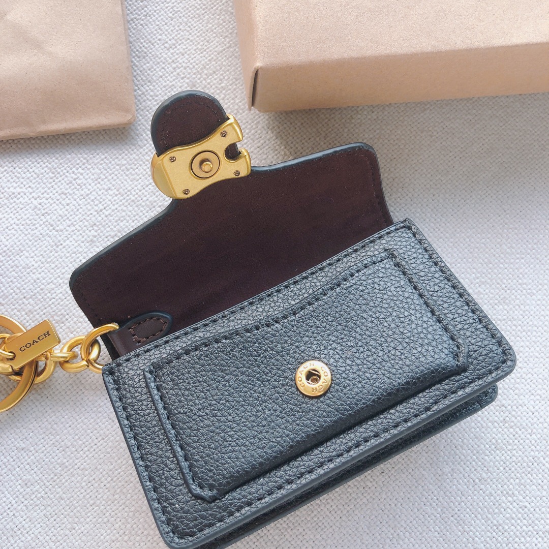 Coach ～款号：4416 Coach Tabby系列卡包/挂件 采用荔枝纹牛皮制作 装10张卡没问题