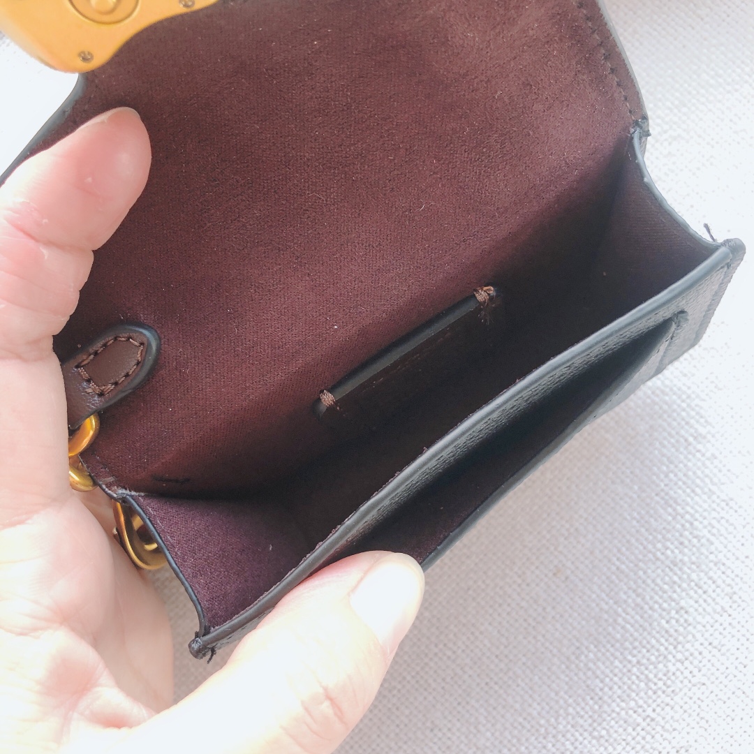 Coach ～款号：4416 Coach Tabby系列卡包/挂件 采用荔枝纹牛皮制作 装10张卡没问题