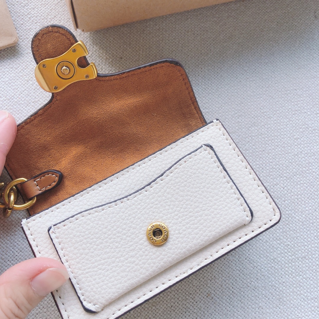 Coach ～款号：4416 Coach Tabby系列卡包/挂件 采用荔枝纹牛皮制作 装10张卡没问题