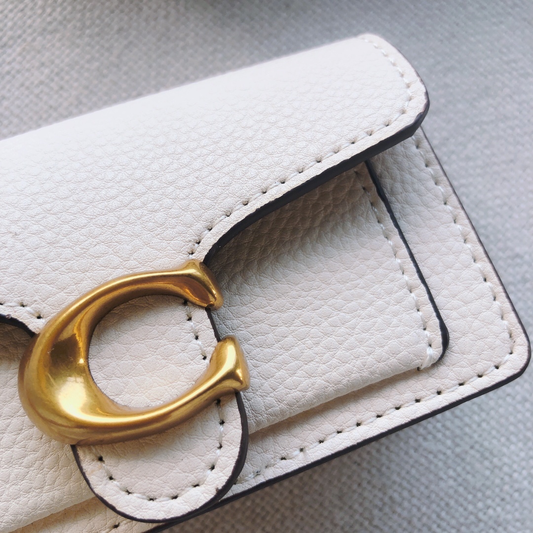 Coach ～款号：4416 Coach Tabby系列卡包/挂件 采用荔枝纹牛皮制作 装10张卡没问题