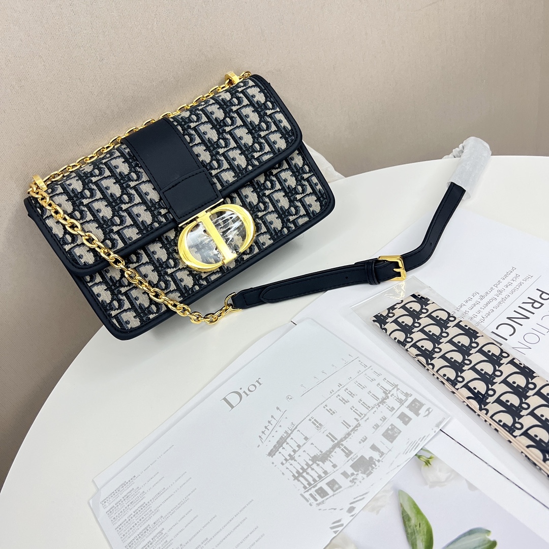 迪奥Dior蒙田包💰220(链条肩带款) 这款手袋采用 Oblique 印花精心装饰.打造优雅经典的造型.翻盖饰以复古金色饰面金属“CD”扣环.灵感源自 Christian Dior 香水瓶的封口.背面“30 Montaigne”压花标志等高雅的细节.突显时尚的设计. * 翻盖开合 * “CD”扣环 * 背面“30 Montaigne”压花标志 * 内部拉链口袋 * 后侧口袋 * 可手提、肩背或斜挎 规格:25*16.5* 8cm