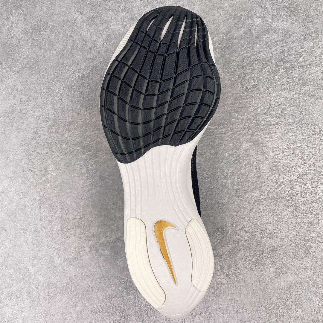 图片[9]-＃纯原福利 NK ZoomX Vaporfly Next% 马拉松一代跑鞋 鞋面使用了全新 Vaporweave 科技 这种类似蝉翼的材质相比 Flyknit 更加轻薄透气 非对称的鞋带系统和泡棉护垫的加入令舒适度更高 鞋头辅以超大的 Swoosh 点缀 再配上流线型外观设计 时尚感十足 尺码：36 36.5 37.5 38 38.5 39 40 40.5 41 42 42.5 43 44 44.5 45-选品中心
