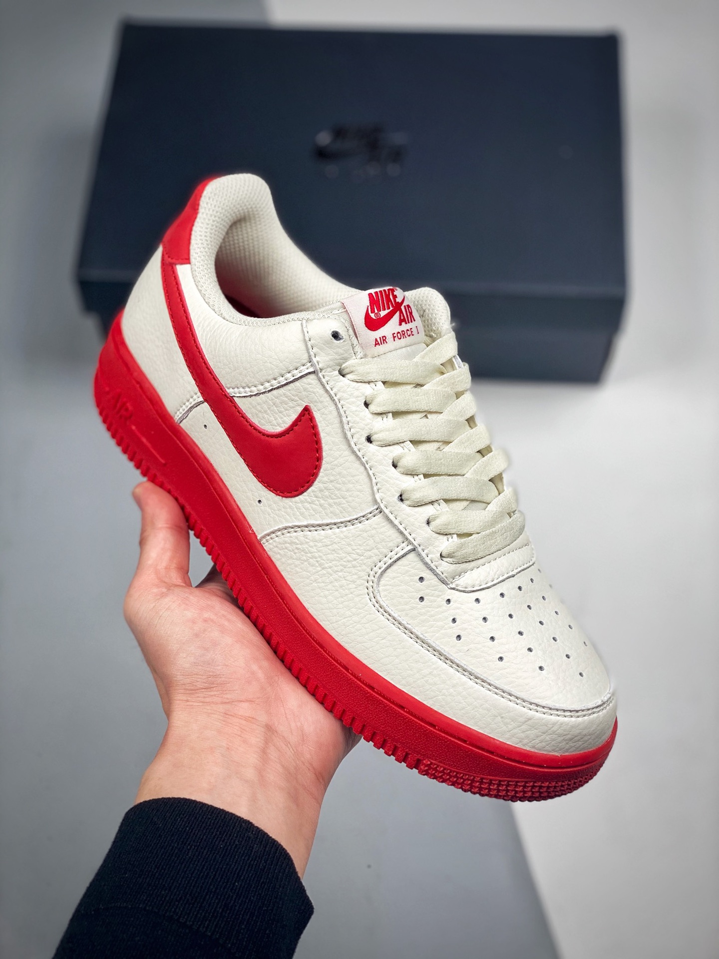 Nike Air Force 1 Low blanco crema y rojo, horma y plantilla originales para un auténtico estilo Air Force, enfocado en …